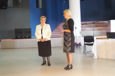 A. Blauzdžiūnienę veiklos 20-mečio proga sveikina departamento direktorė D. Pankauskienė